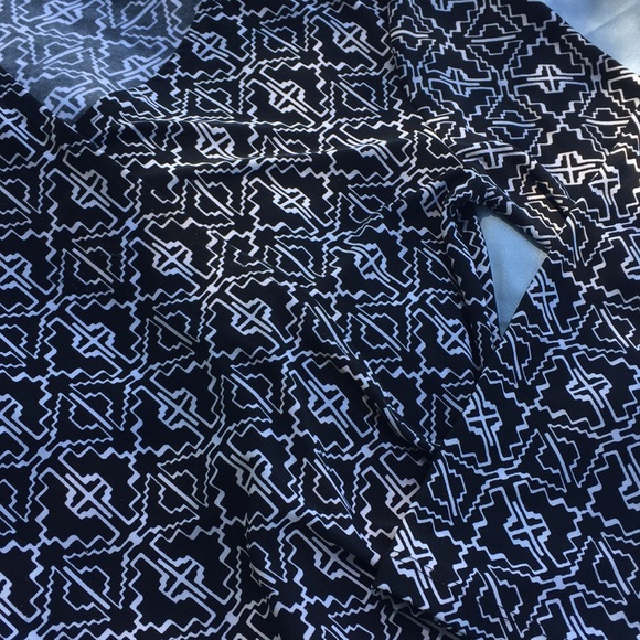 ✨Chaps Patterned Wrap Top✨ - Picture 4 of 7